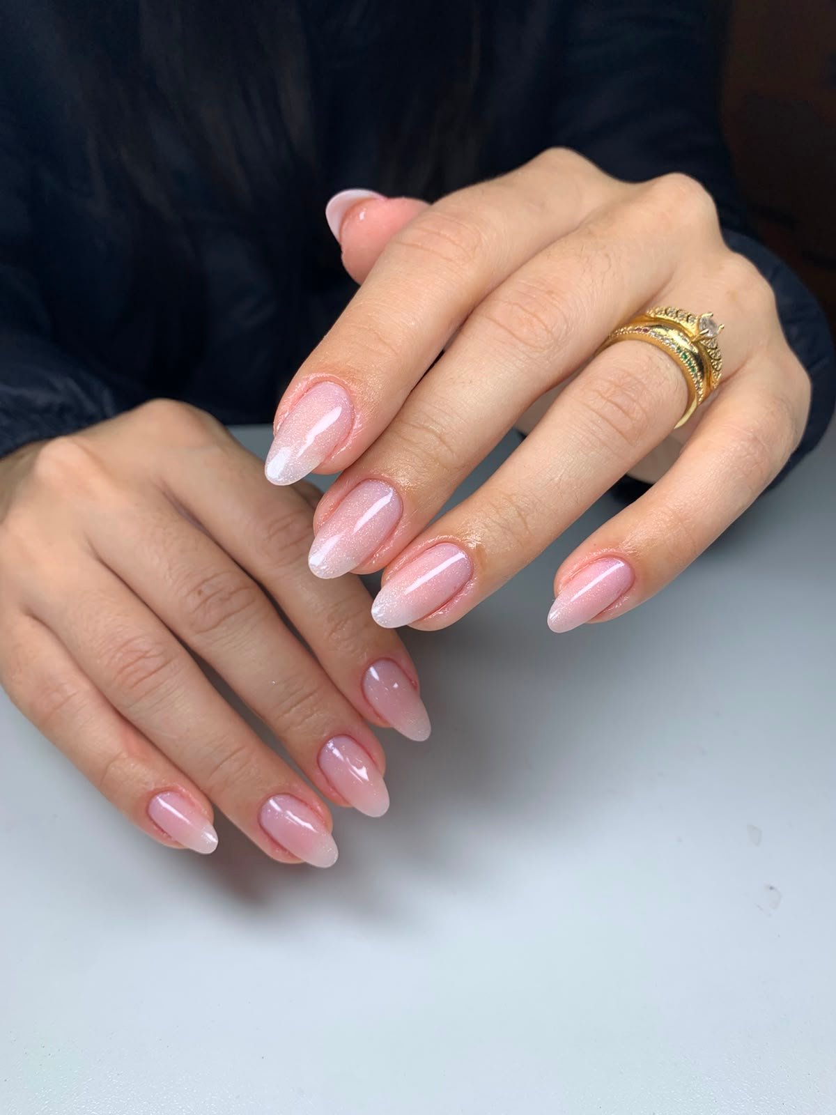 Unhas em gel com efeito glitter nude feitas no Malka Atelier em São José SC