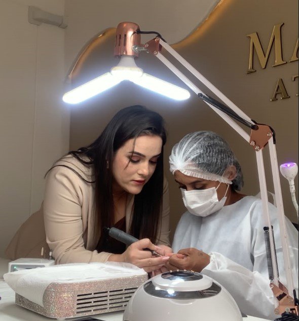 Aline Abreu ensinando aluna durante o Método Malka no Malka Atelier em São José SC
