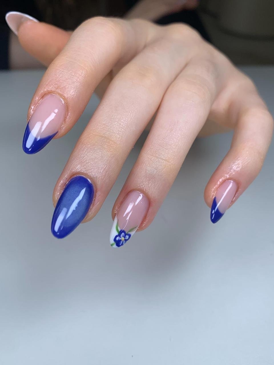 Decoração em nail art azul royal feita no Malka Atelier São José SC